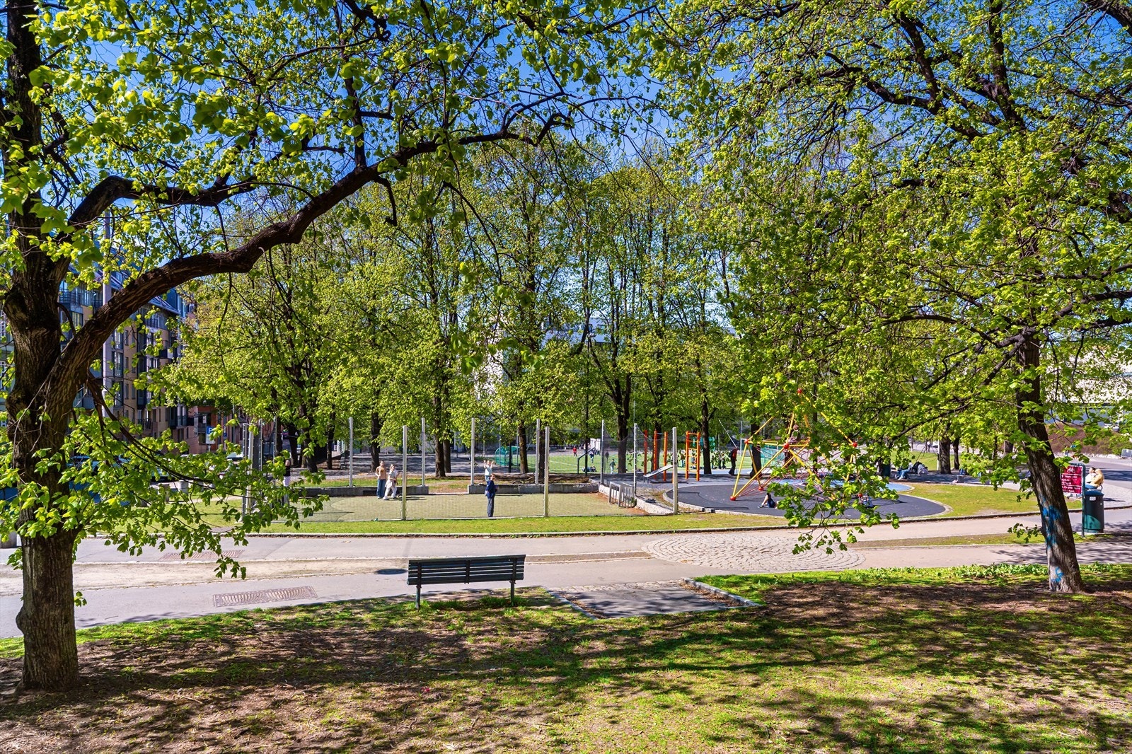 Fra leiligheten har du kort vei til St. Hanshaugen park, en av Oslos mest kjære parker. Her finner du flotte turmuligheter, idyllisk andedam, uteservering, konsertscene og gode solforhold - perfekt for både rolige hverdager og sosiale sommerdager. Galleribilde