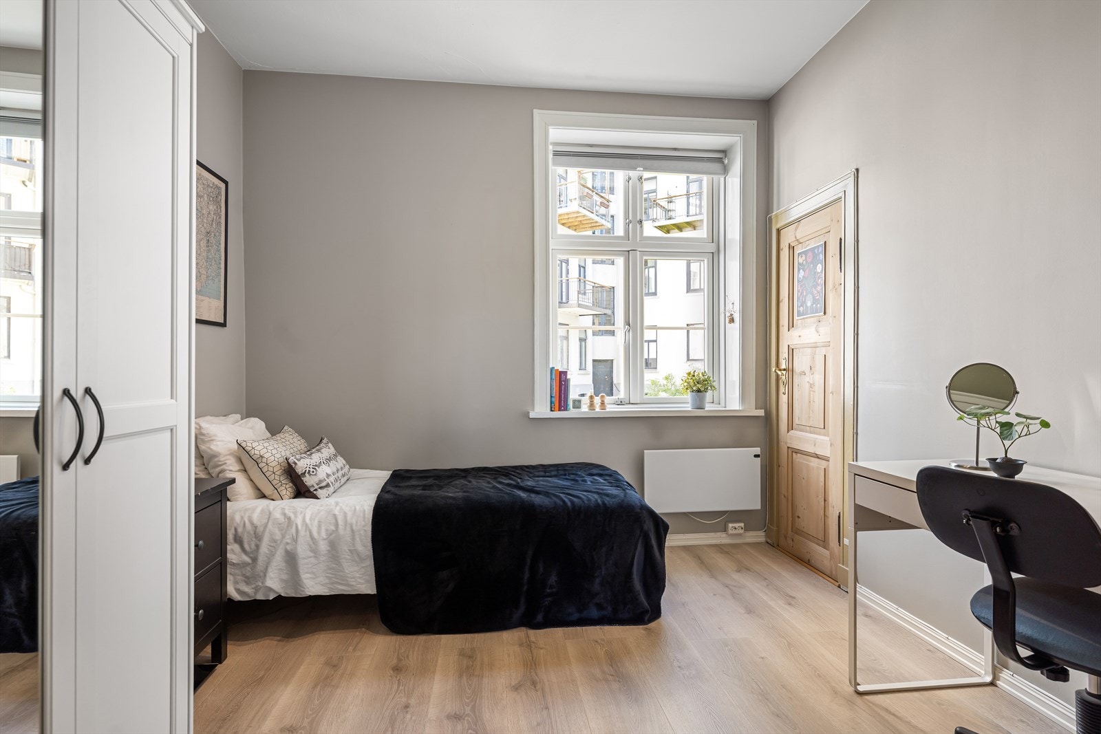 Det opprinnelige soverommet har vindu inn mot bakgården. Her er det god plass til seng, nattbord, skrivepult og garderobeskap. Galleribilde