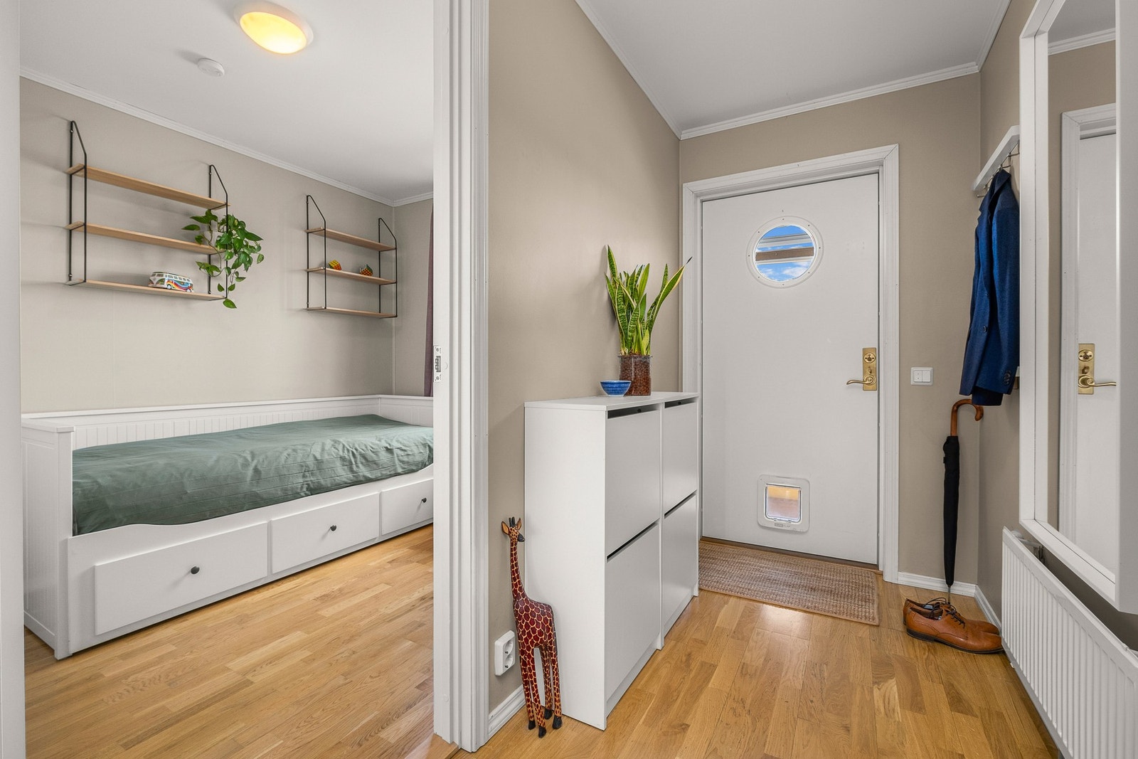 Innbydende entré med plass til å henge fra seg yttertøy og sko Galleribilde