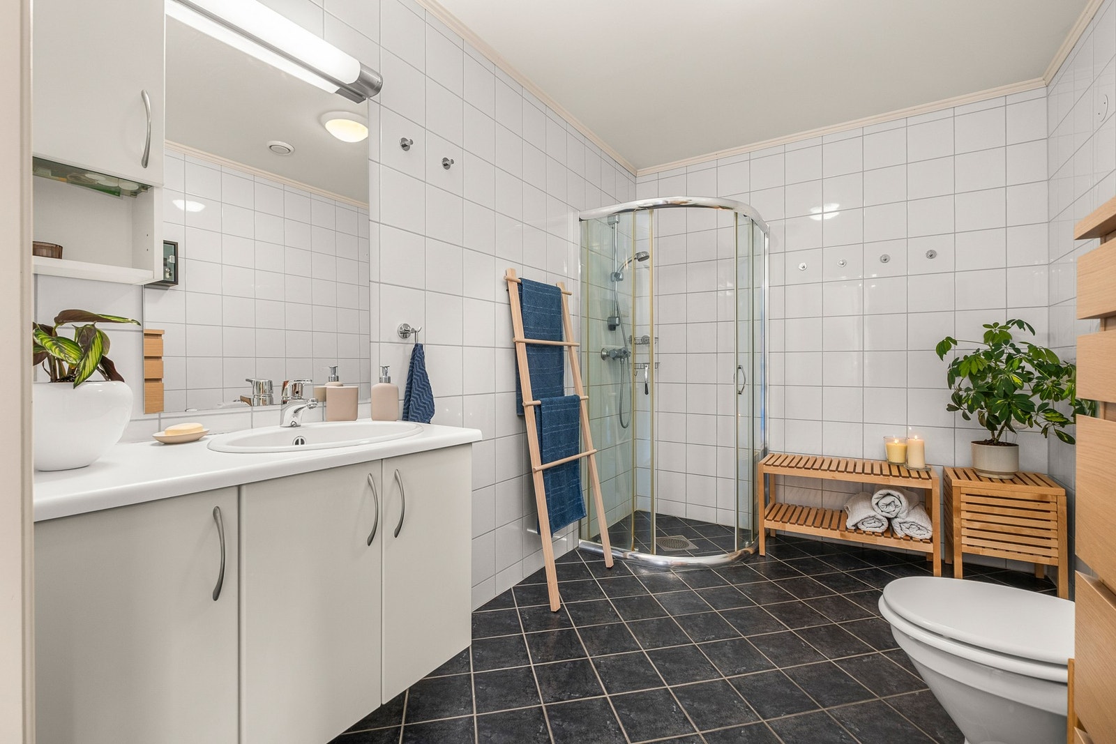 Flislagt og stort bad fra 2007 med opplegg for vaskemaskin Galleribilde