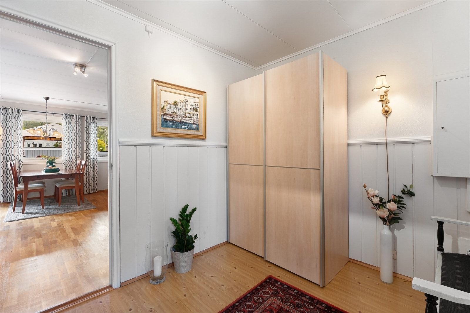Fra entreen er det direkte tilgang til boligens sosiale soner. Galleribilde