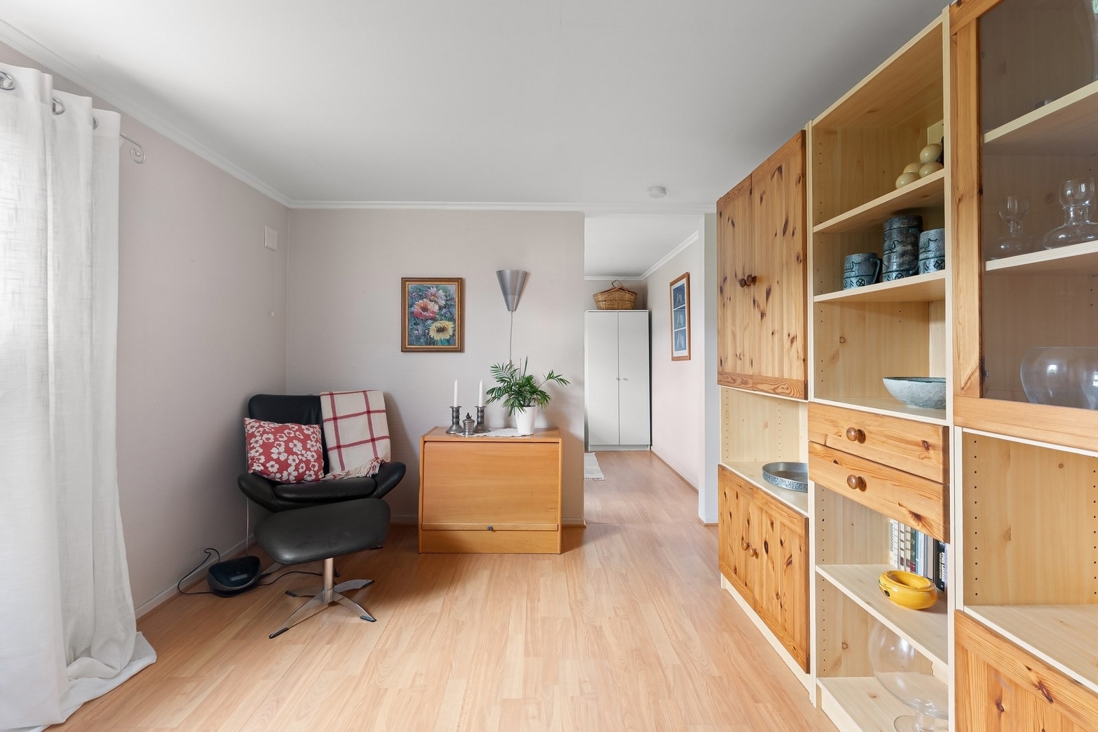 Dette rommet fungerer som en ekstra stue eller et kontor, med tilknytning til boligens øvrige deler. Galleribilde