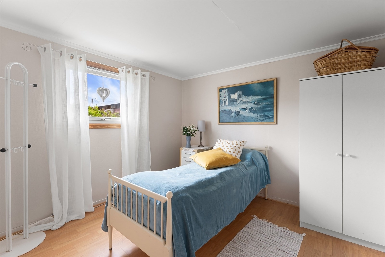 Innredet rom som i dag benyttes som soverom. Dette er utebod innlemmet i hoveddel og ikke søkt i kommunen om bruksendring. Galleribilde