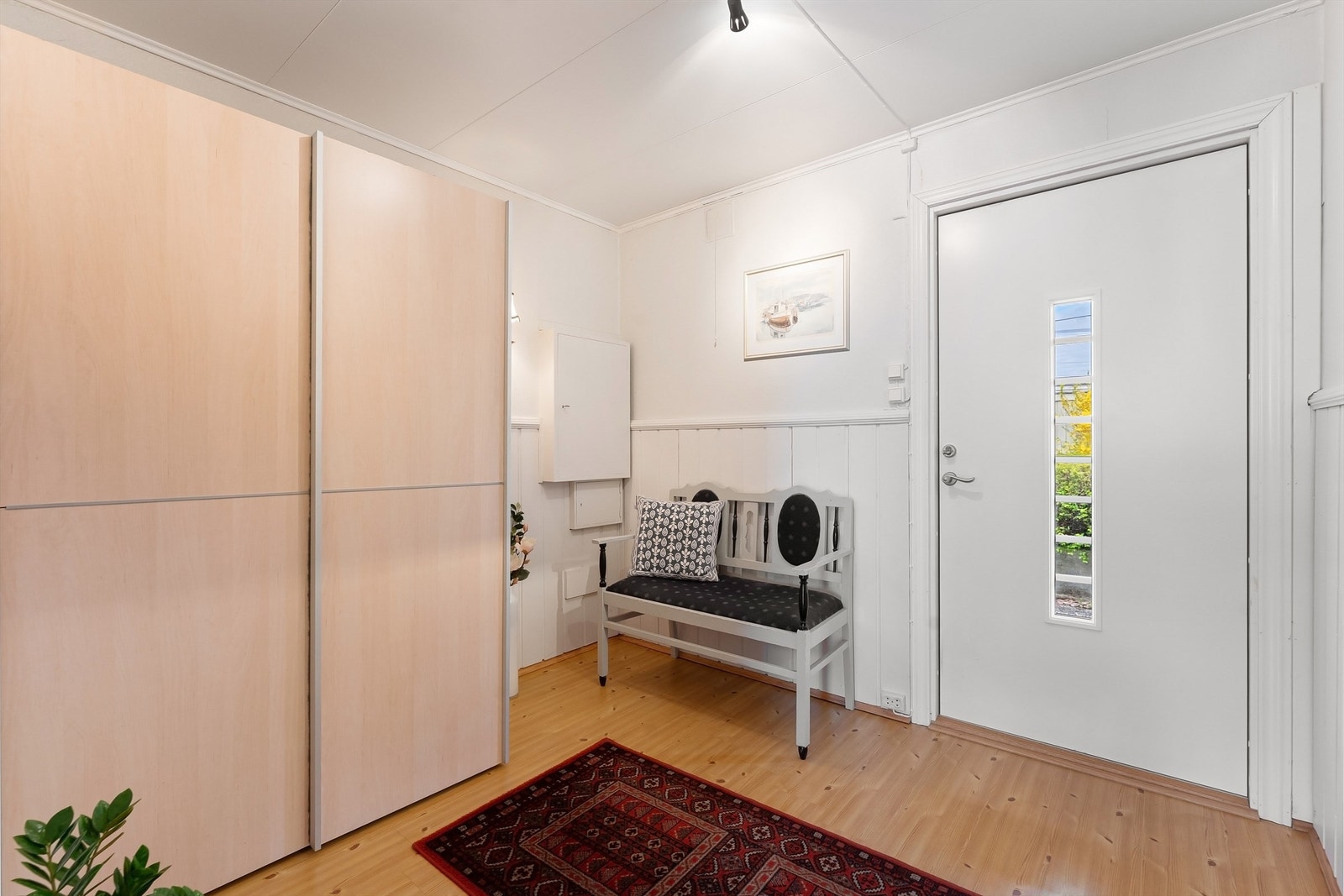 Entré med garderobeskap for oppbevaring av yttertøy. Ytterdøren er fra 2016. Galleribilde