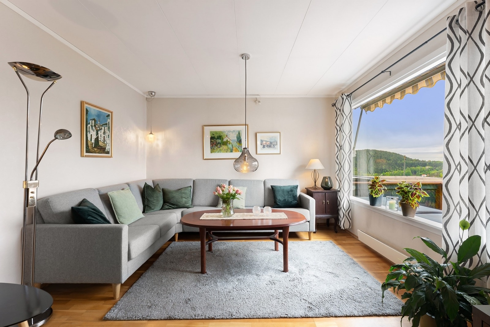 Stuen er romslig med god plass til sofa og stoler. Galleribilde