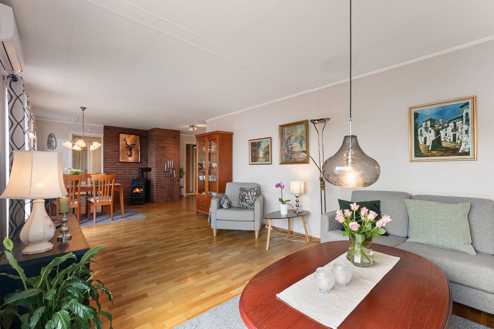Stuen har plass til både sofagruppe og spiseplass, med en peisovn som gir ekstra varme og hygge. Galleribilde
