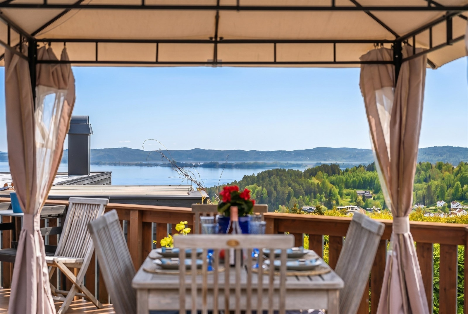 Fra spiseplassen på terrassen har du fri sikt mot fjorden og landskapet rundt. Galleribilde