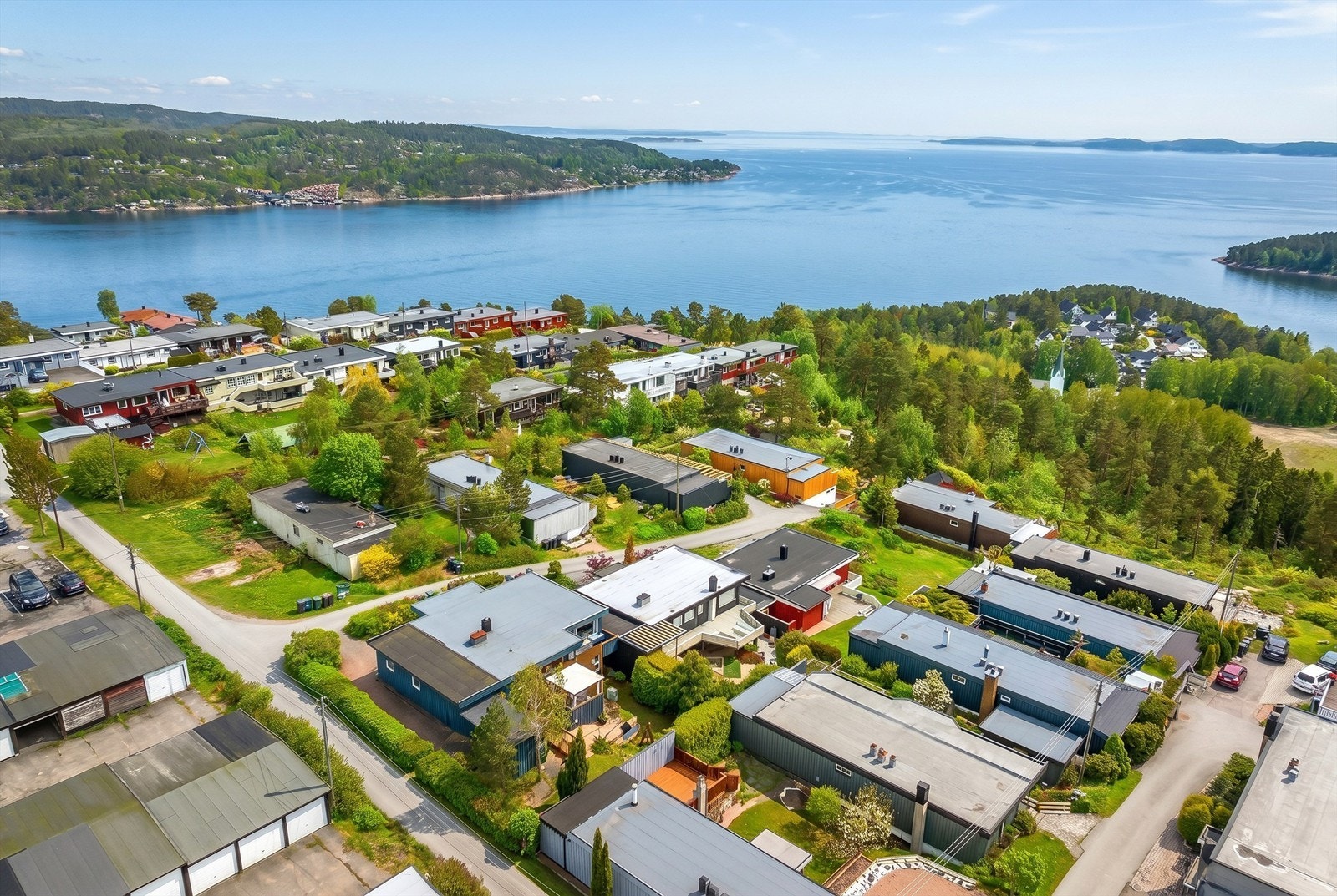 Boligen ligger i et etablert og rolig boligområde på Berger, med umiddelbar nærhet til fjorden og flotte turområder. Galleribilde