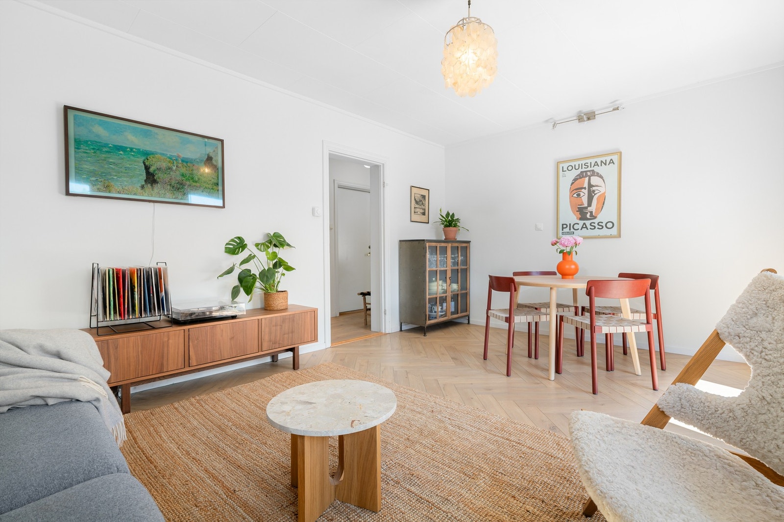 Stuen har god plass til både sofagruppe og spisebord. Galleribilde