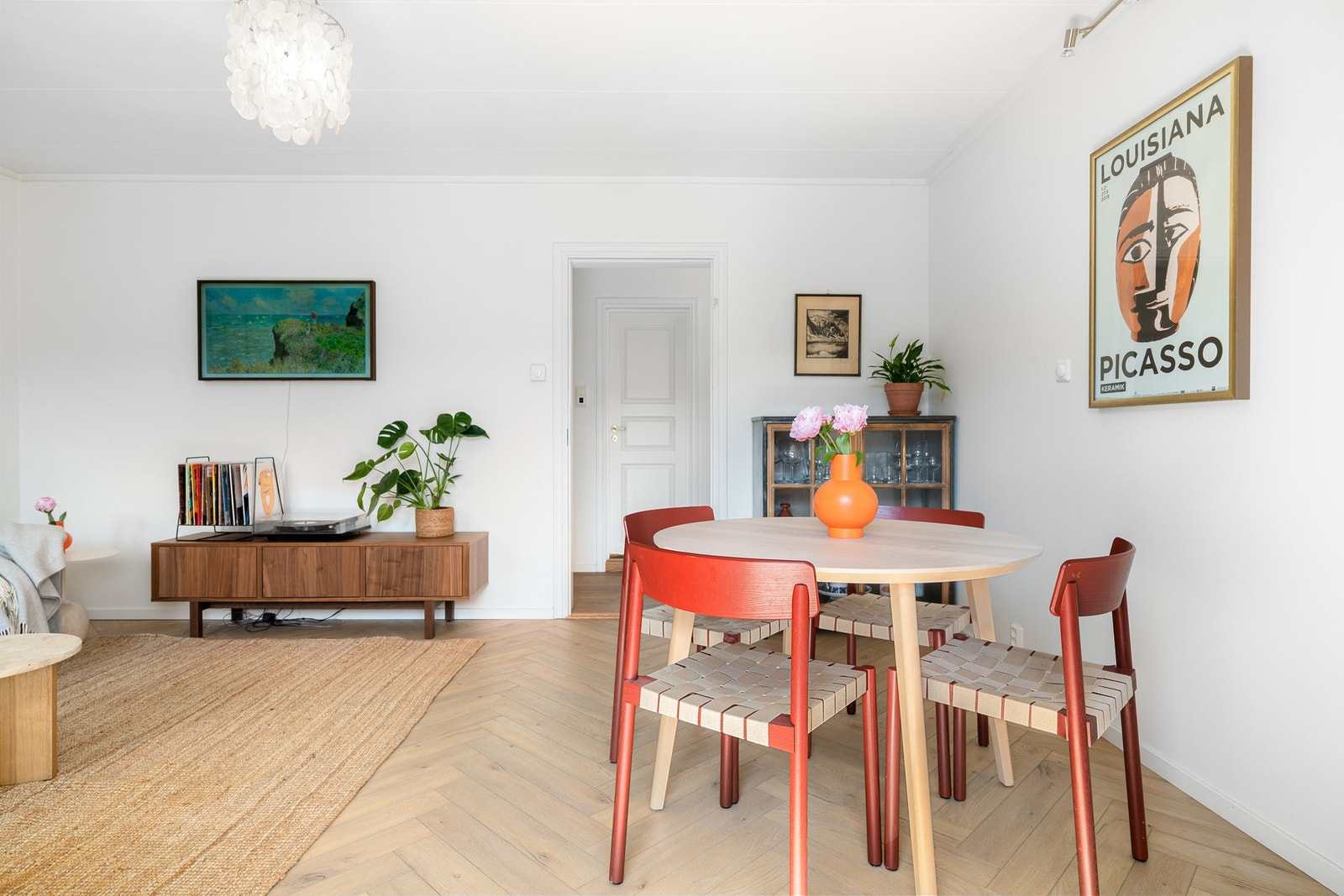 Gulvene er belagt med korkvinyl i klassisk fiskebensmønster. Galleribilde