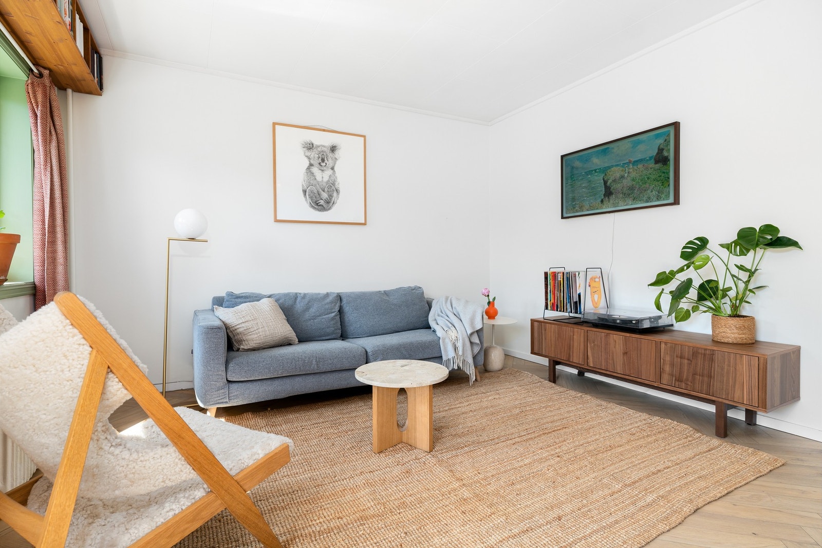 Møbleringsvennlig stue med oppgraderte overflater i 2020. Galleribilde