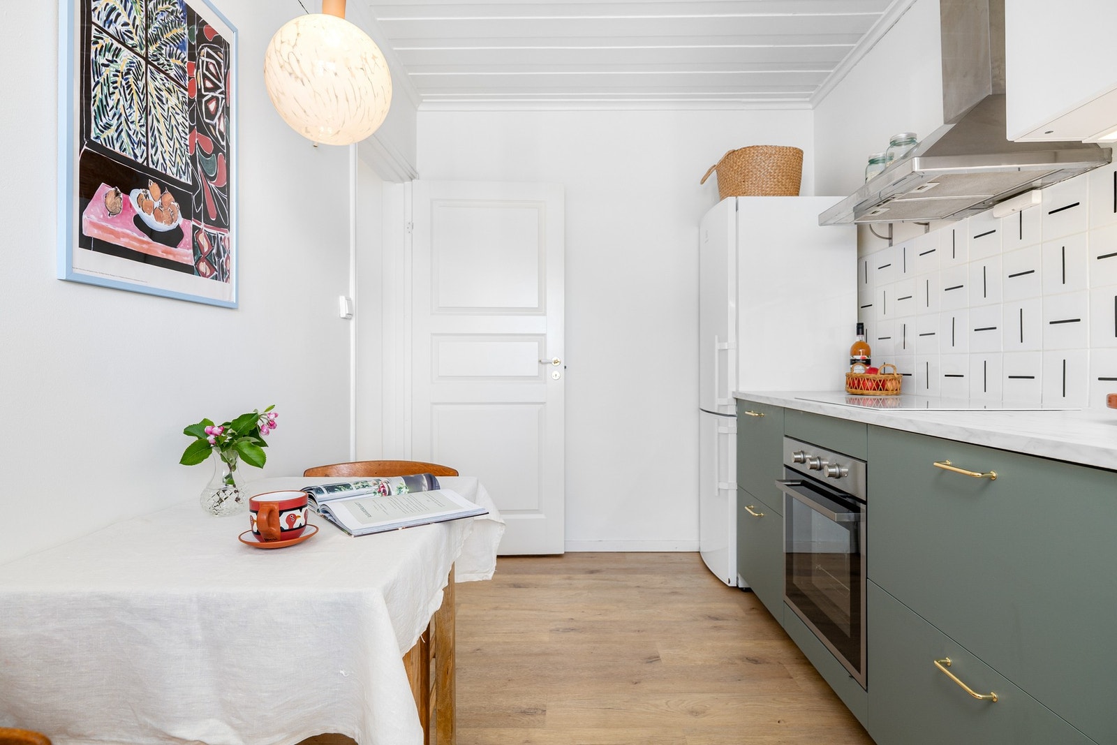 Integrert induksjonstopp, stekeovn og oppvaskmaskin er innfelt i innredningen. Det er montert både
automatisk vannstopper og komfyrvakt. Galleribilde