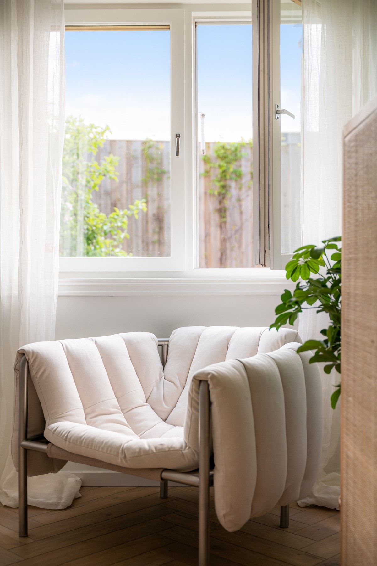 Utsyn til felles hage fra soverommet. Galleribilde