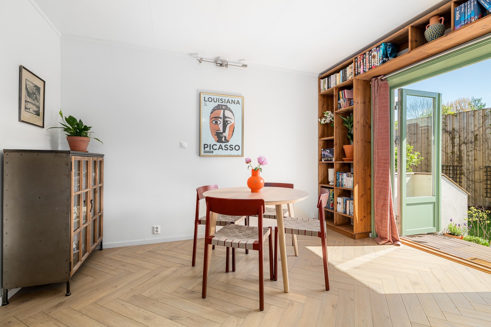 Store vindusflater gir godt med dagslys gjennom hele dagen. Galleribilde