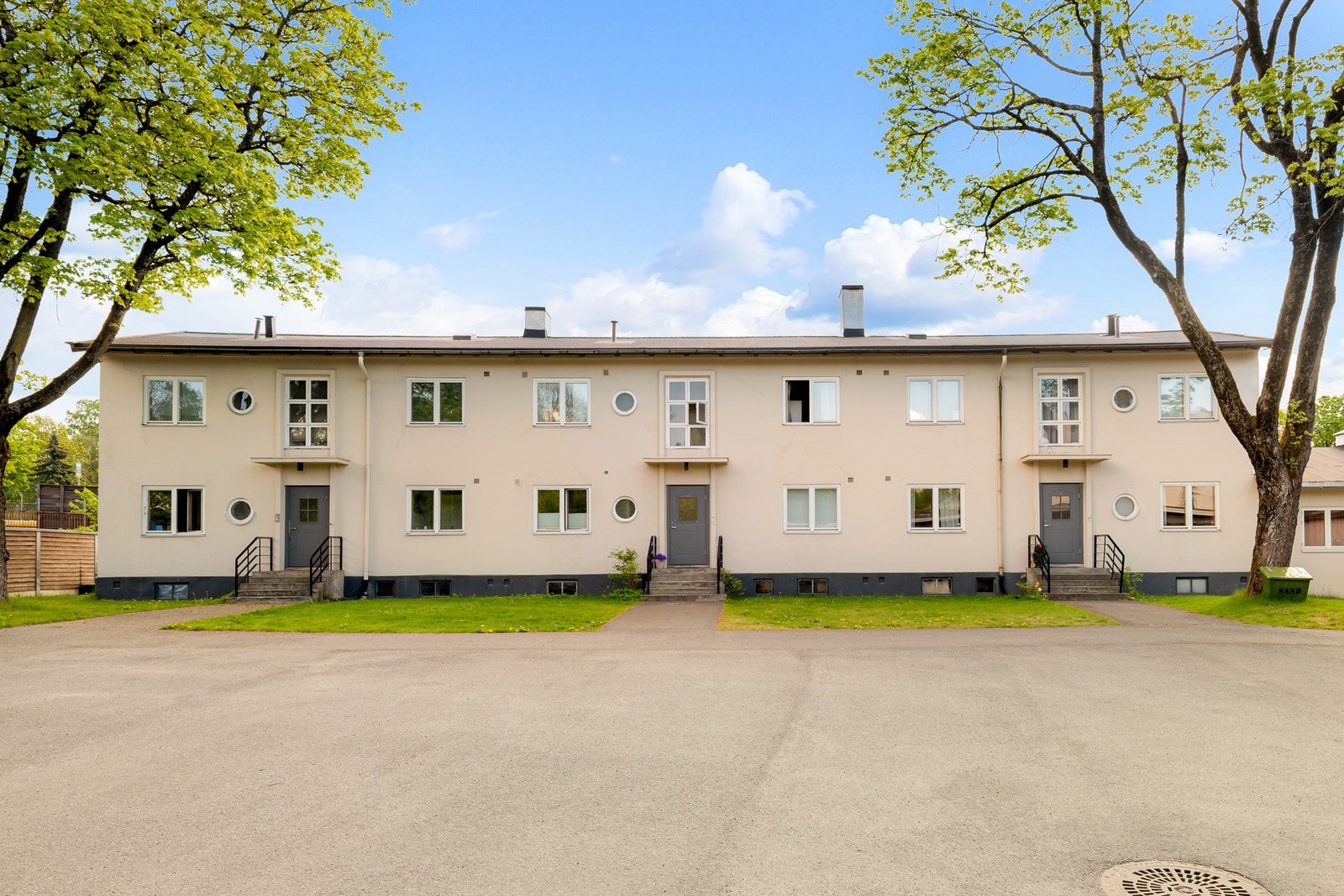 Hyggelig og veldrevet sameie fordelt over 7 seksjoner. Veien fikk navn i 1982 etter skolen. Nr. 29-35: Oppført i 1934. Her lå Vinderen politistasjon i årene 1934 til 1963. Galleribilde