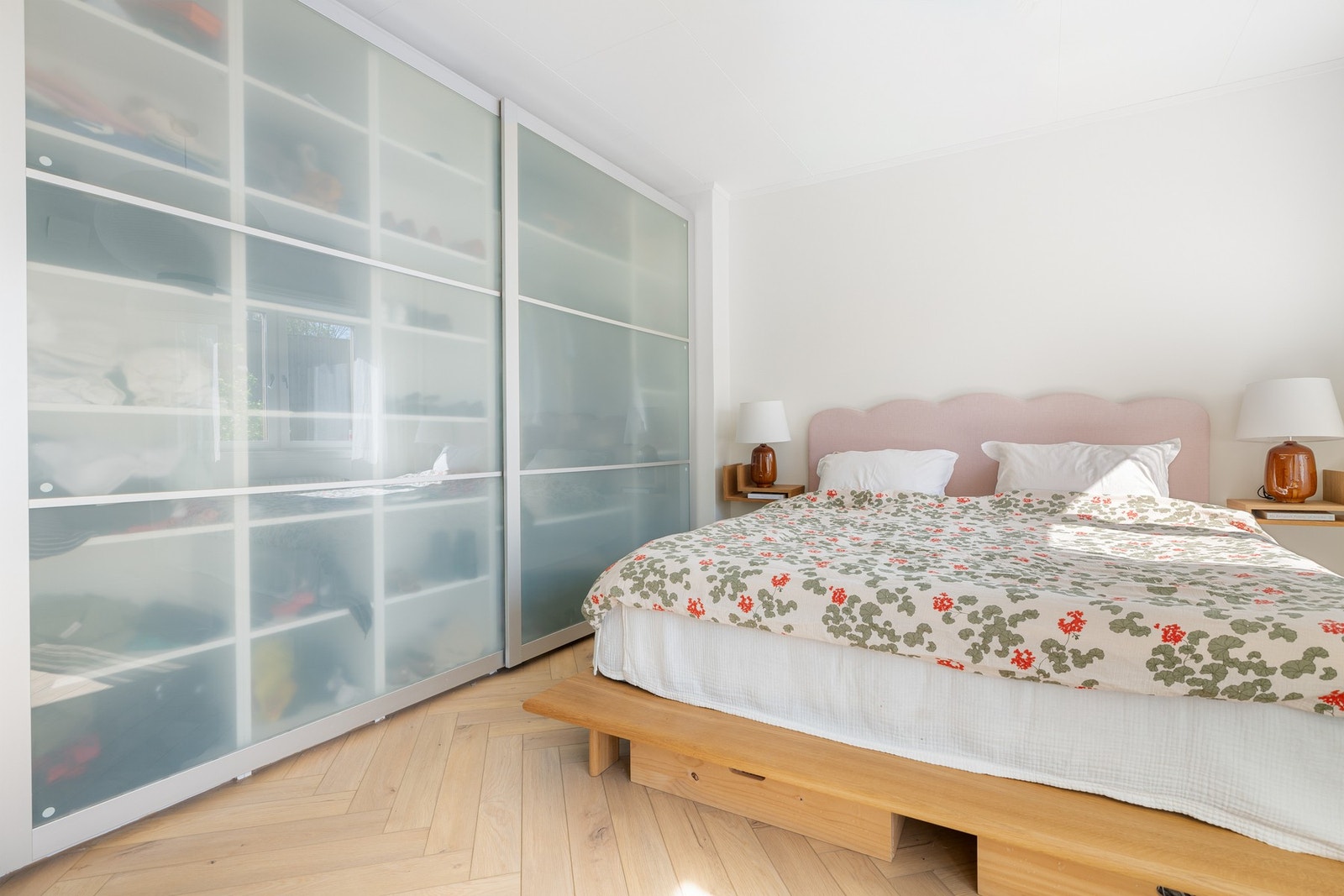 Rikelig med oppbevaringsplass i stor skyvedørsgarderobe. Galleribilde