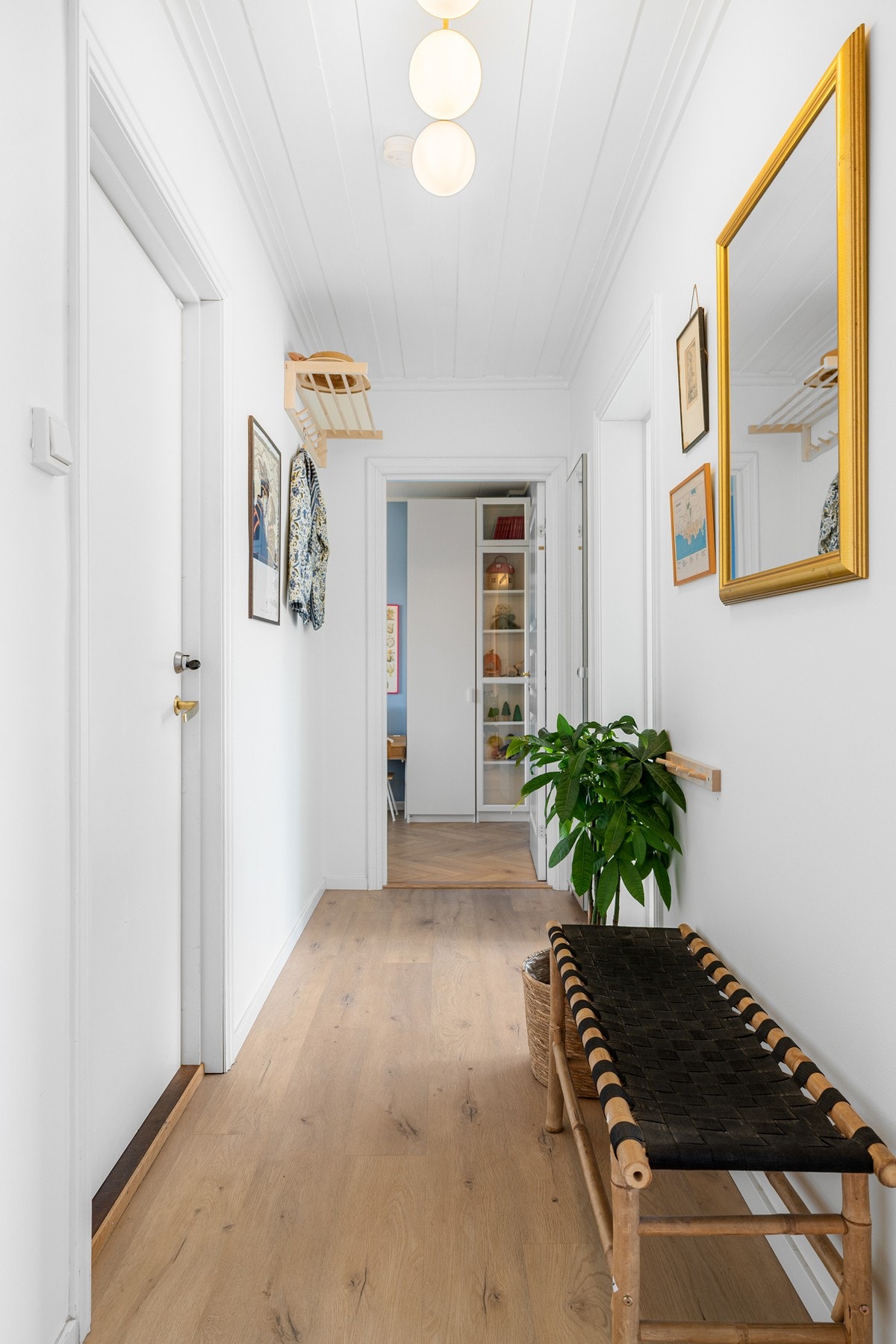 Det medfølger to boder i kjeller på til sammen 8 m². I den ene boden er det opplegg for vaskemaskin. Galleribilde