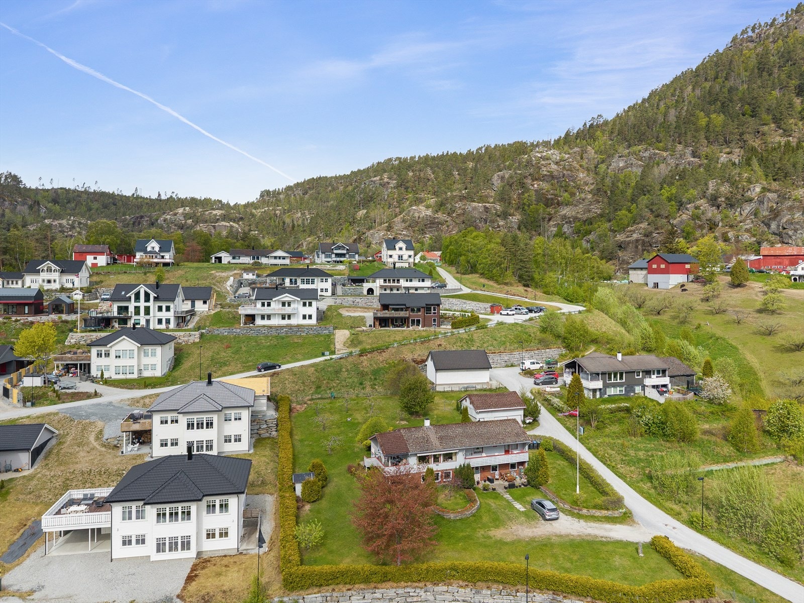 Huset ligg i eit nyare bustadfelt i Solvorn med fleire barnefamiliar i nærleiken Galleribilde