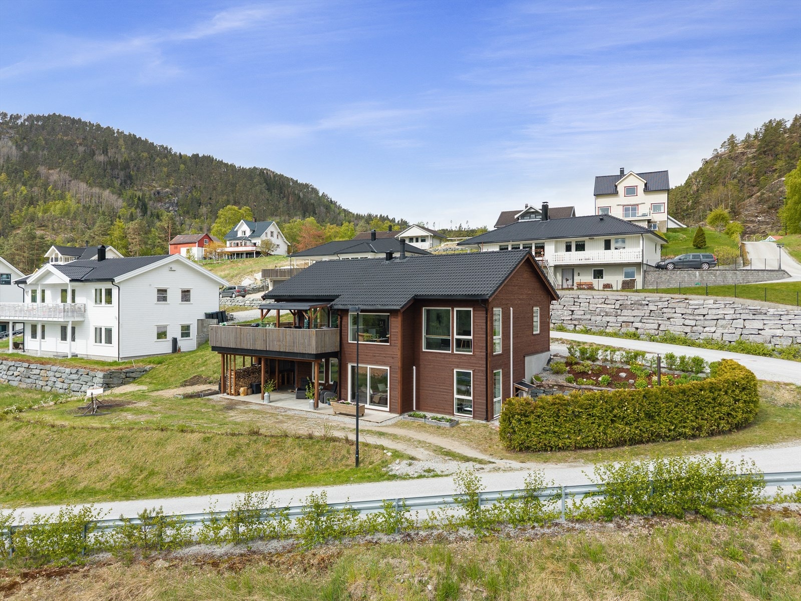 Moderne familiebustad på totalt 181 kvm med stor tomt på 739 kvm Galleribilde