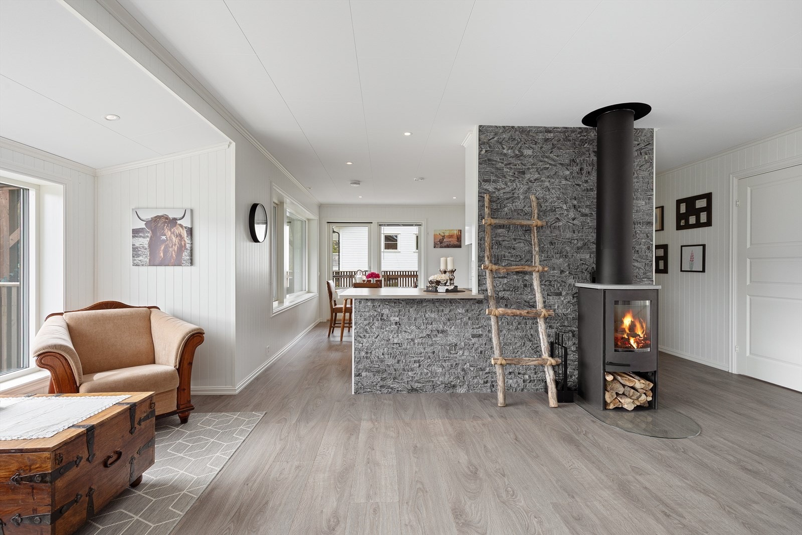 Som oppvarming er det både varmepumpe og vedovn i stove Galleribilde
