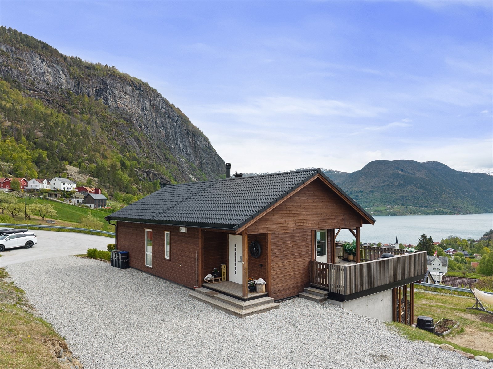 I tunet er det god plass til å parkere fleire bilar Galleribilde