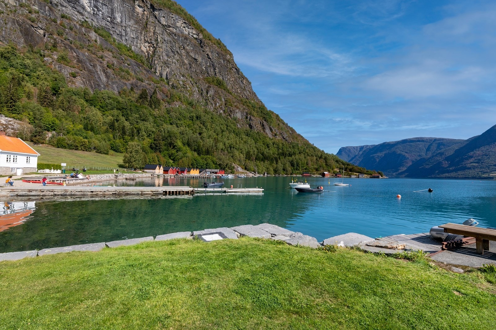 Badestranda i Solvorn - ein populær destinasjon på fine sommarsdagar Galleribilde
