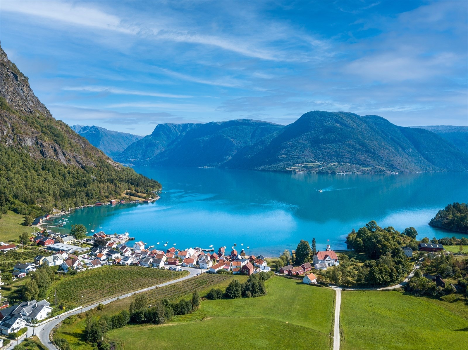 Solvorn ligg omkransa av fjell med fleire populære turmål som Solvornnipa, Molden, Huarplassen og Moseviki Galleribilde