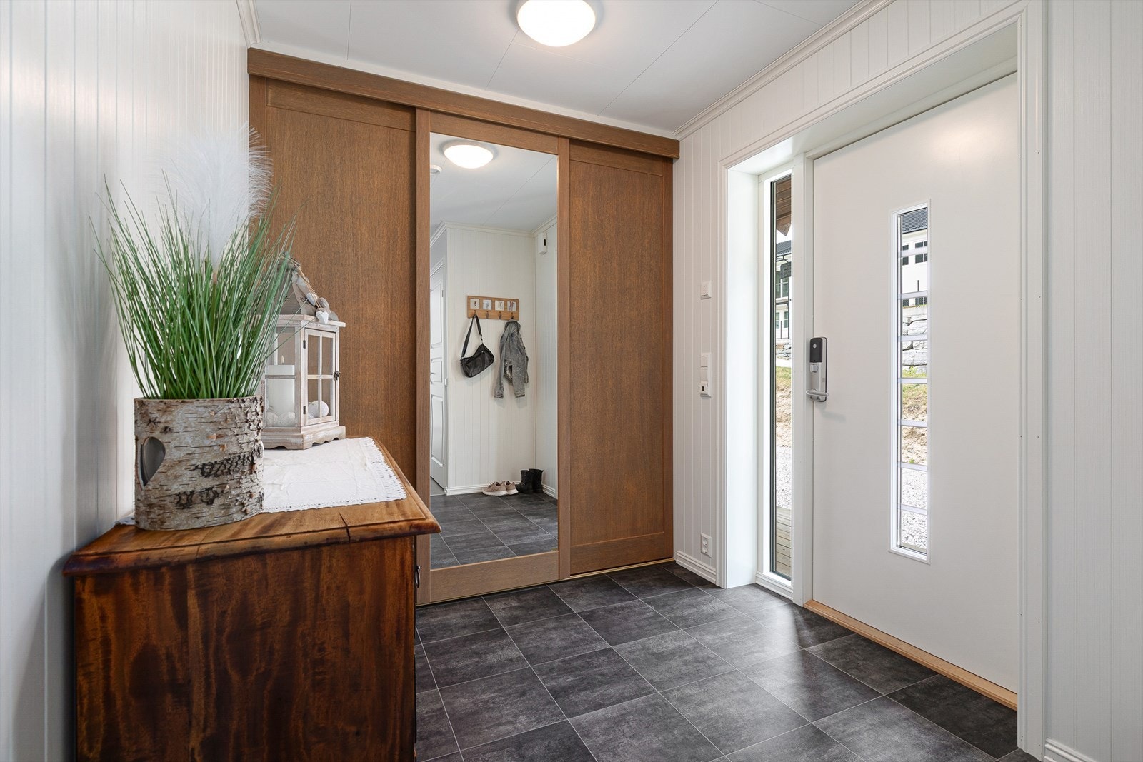Romsleg gang med skyvedørsgarderobe Galleribilde