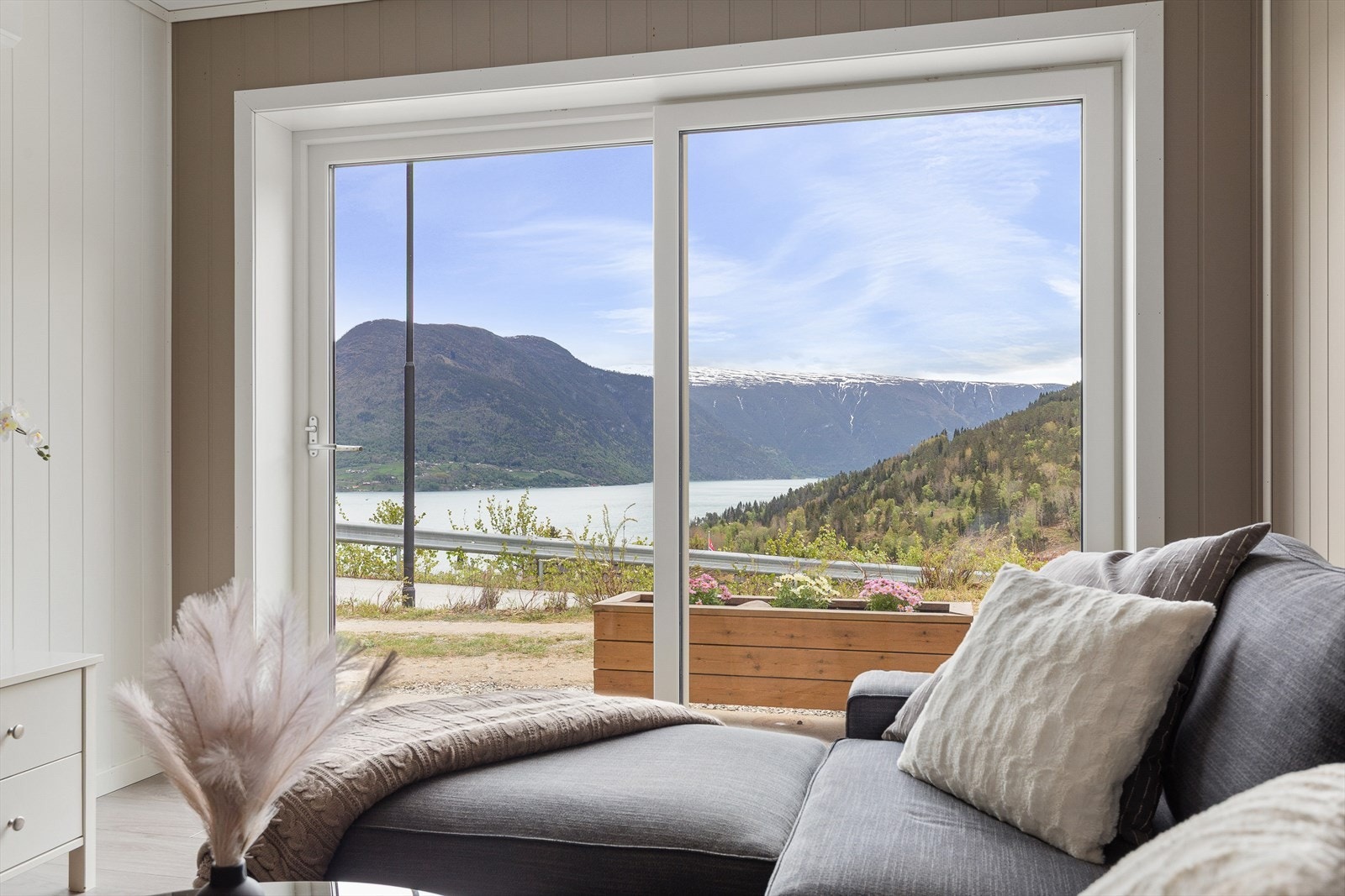 Her har ein også flott utsikt ned mot fjorden Galleribilde