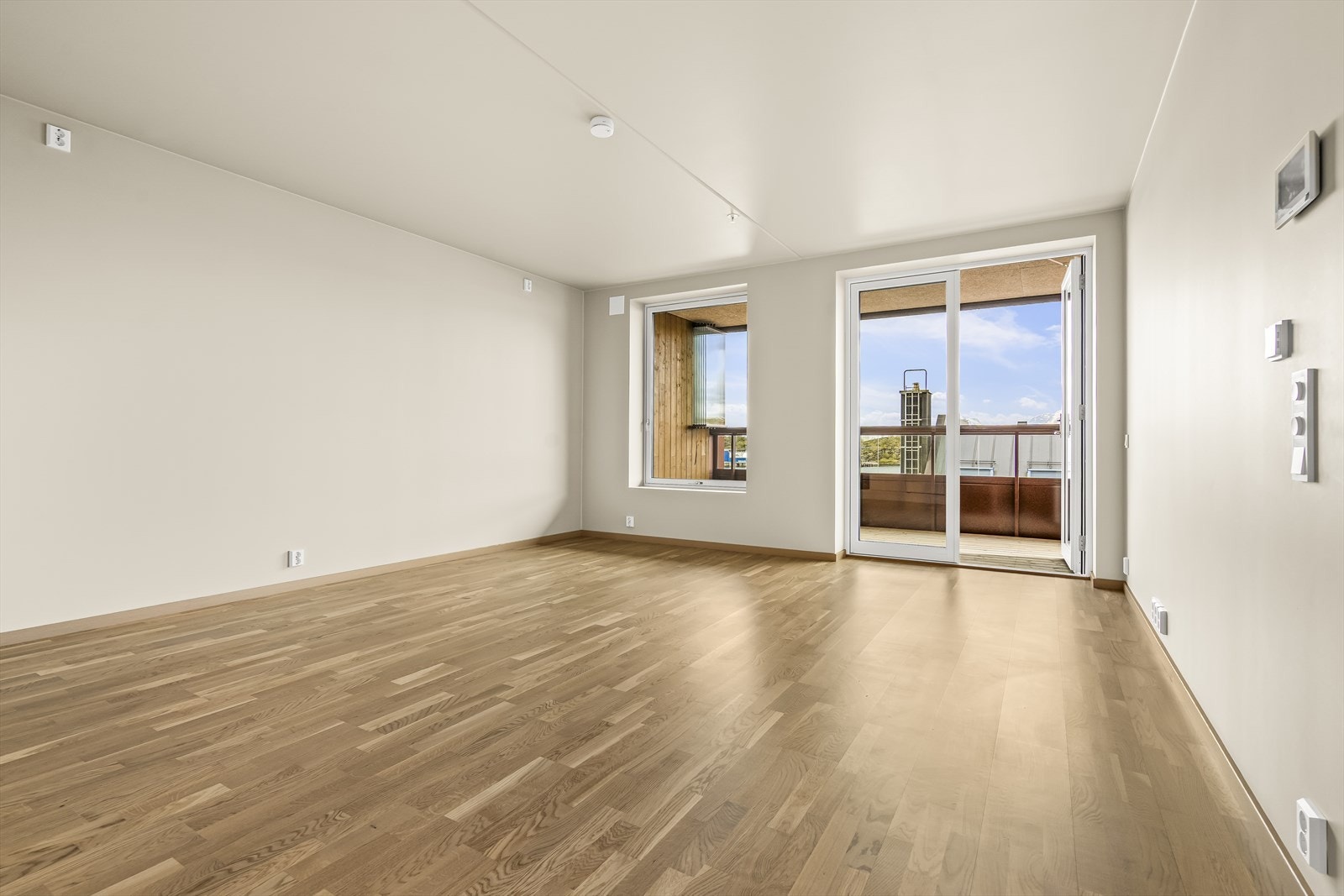 Stuen har god plass til sofagruppe og utgang til den innglassede balkongene. Galleribilde