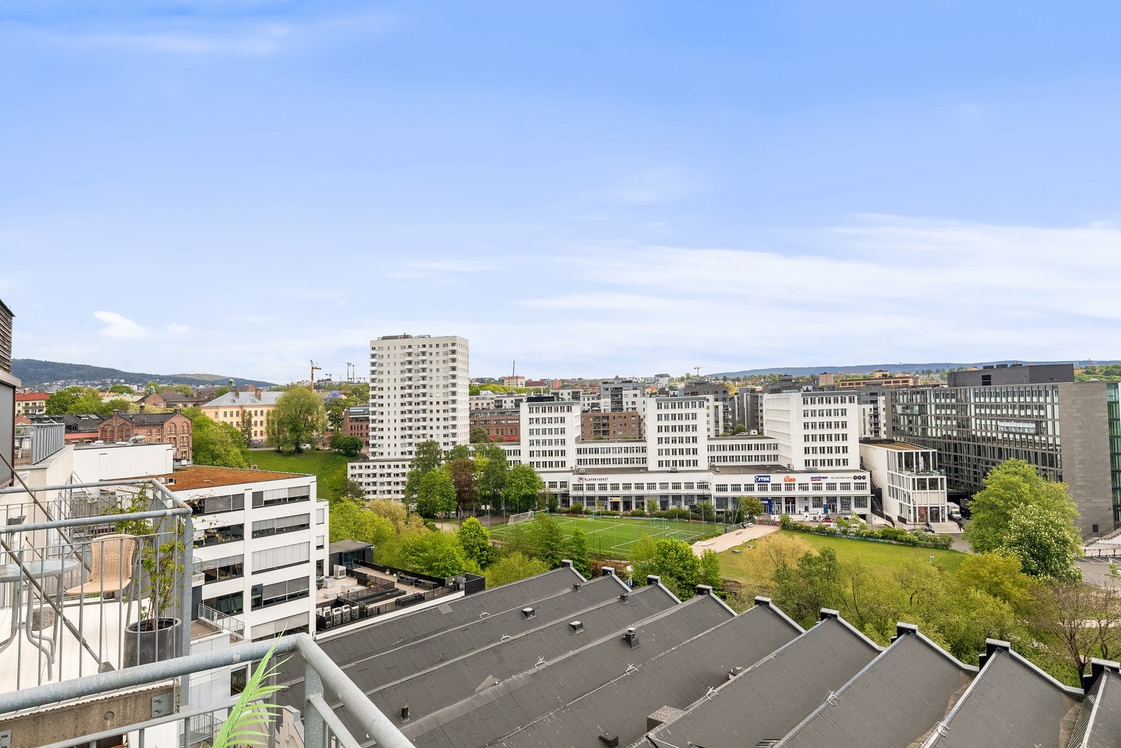 Meget gode solforhold med sol omtrent hele dagen ved å forflytte seg mellom boligens to balkonger. Galleribilde