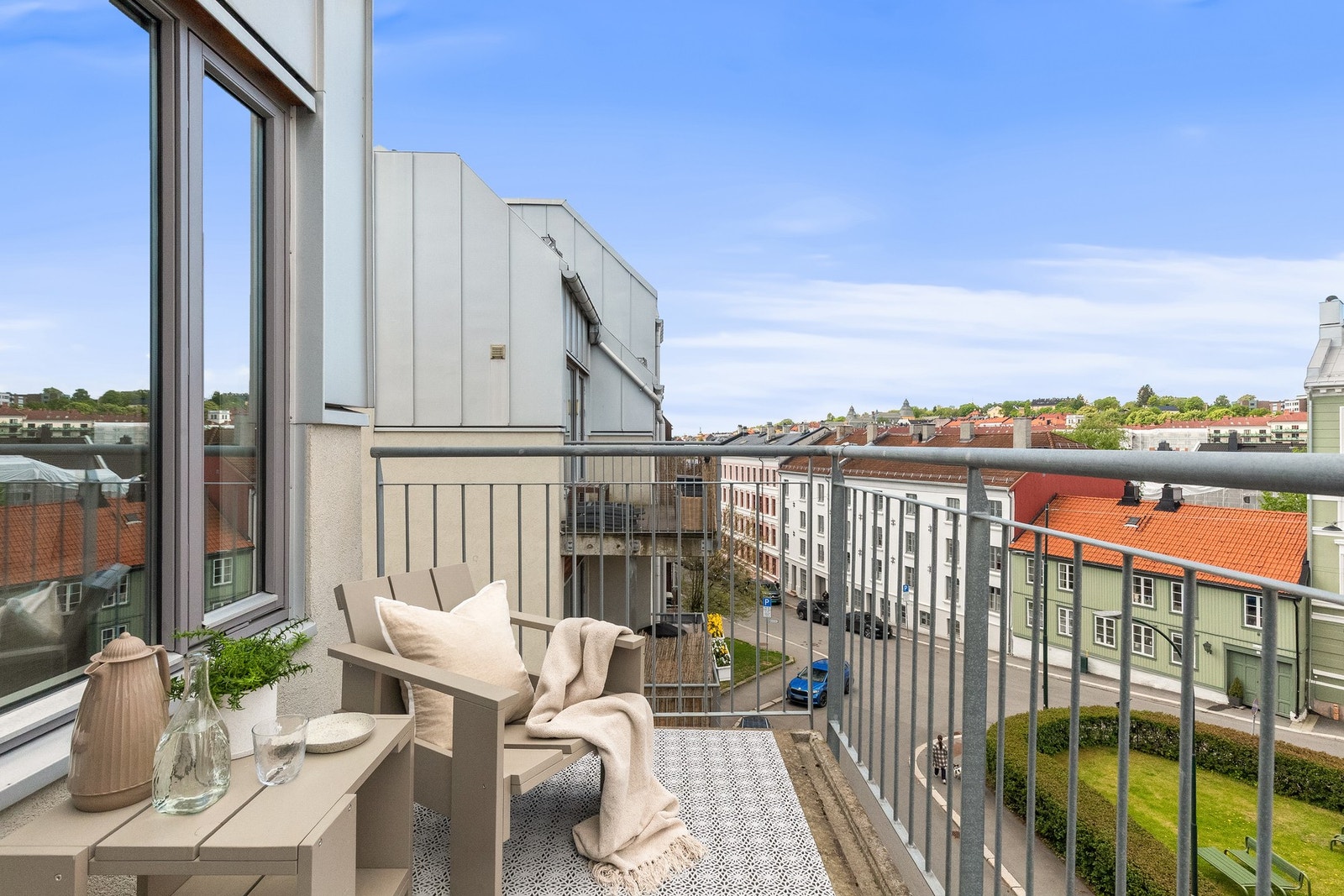 Solrik balkong ut fra stuen. Galleribilde