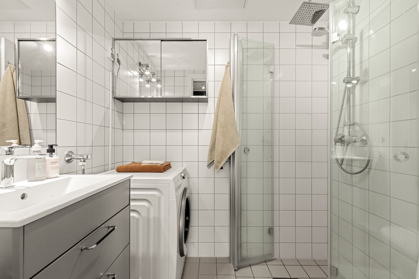Flislagt bad med varme i gulv. Opplegg for vaskemaskin. Galleribilde