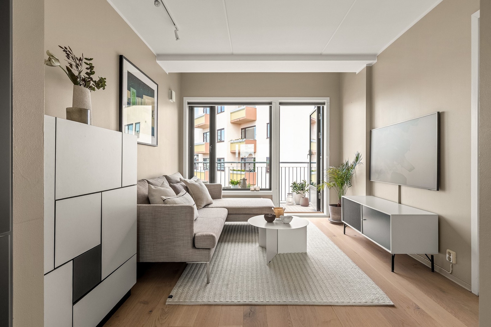 Leiligheten holder en gjennomgående moderne standard med lyse og tidsriktige fargevalg. Galleribilde