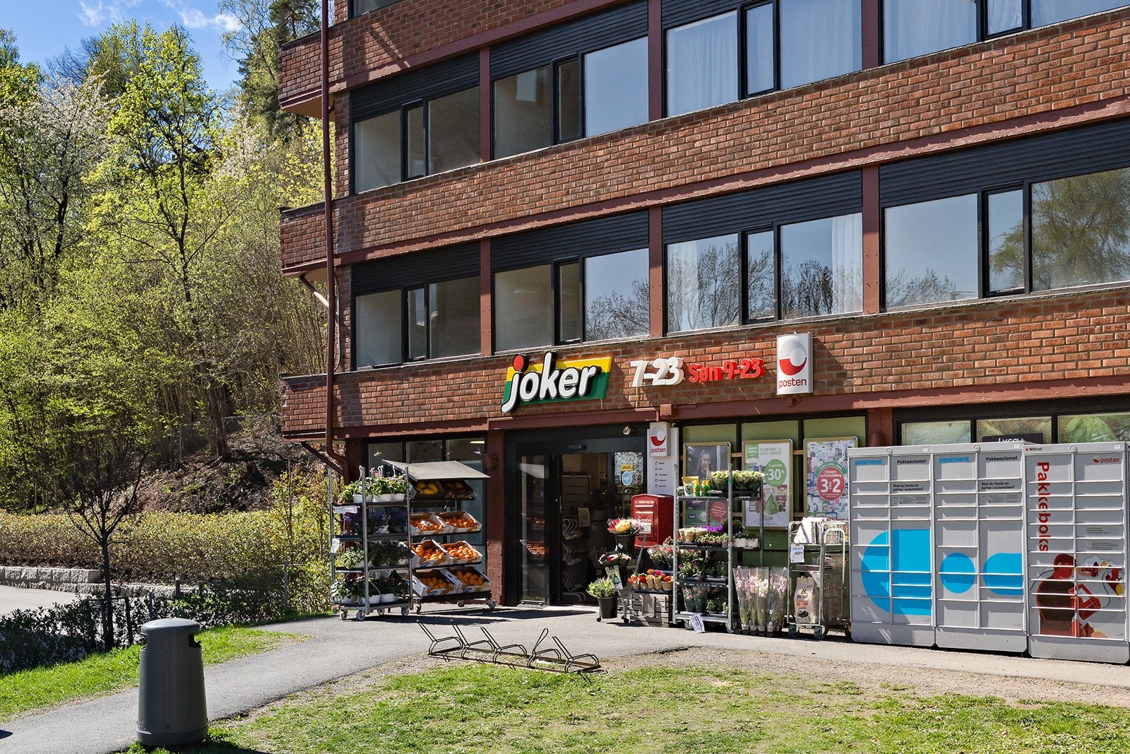 Nærbutikk på andre siden av gaten Galleribilde