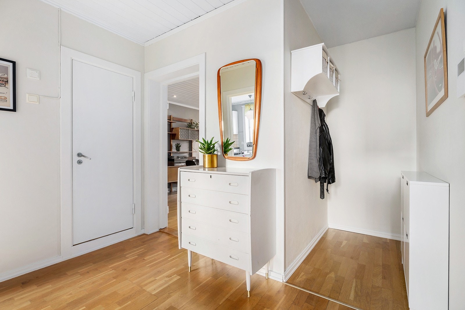 Lun og innbydende entré som ønsker deg velkommen inn i boligen. Her er det plass til å henge fra seg yttertøyet. Galleribilde