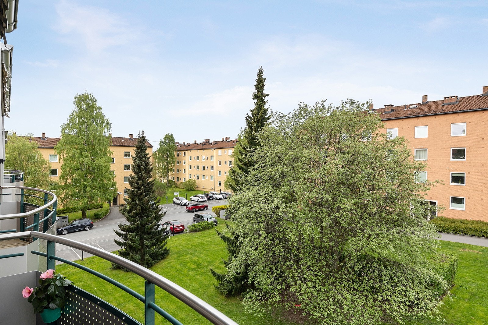 Balkongen byr på gode solforhold og skjermet utsyn uten direkte innsyn fra gjenboere. Galleribilde
