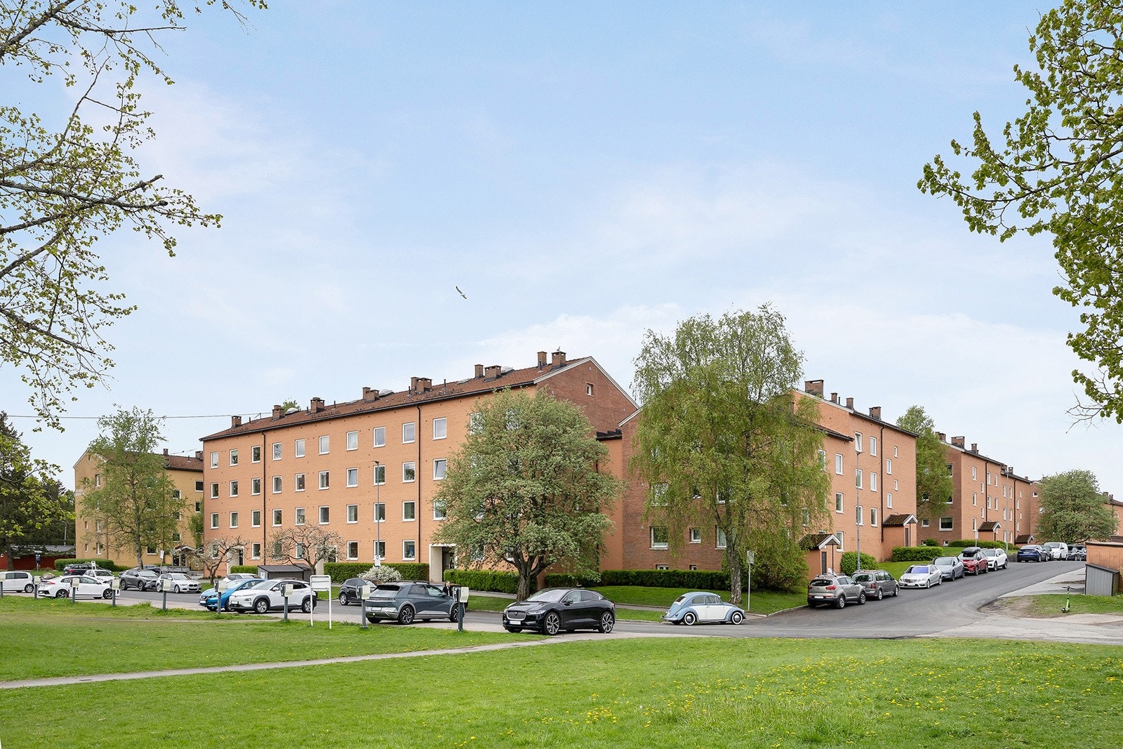 Borettslaget har store og flotte grøntområder med lekeapparater, sittegrupper, koselig beplantning og trær. Galleribilde