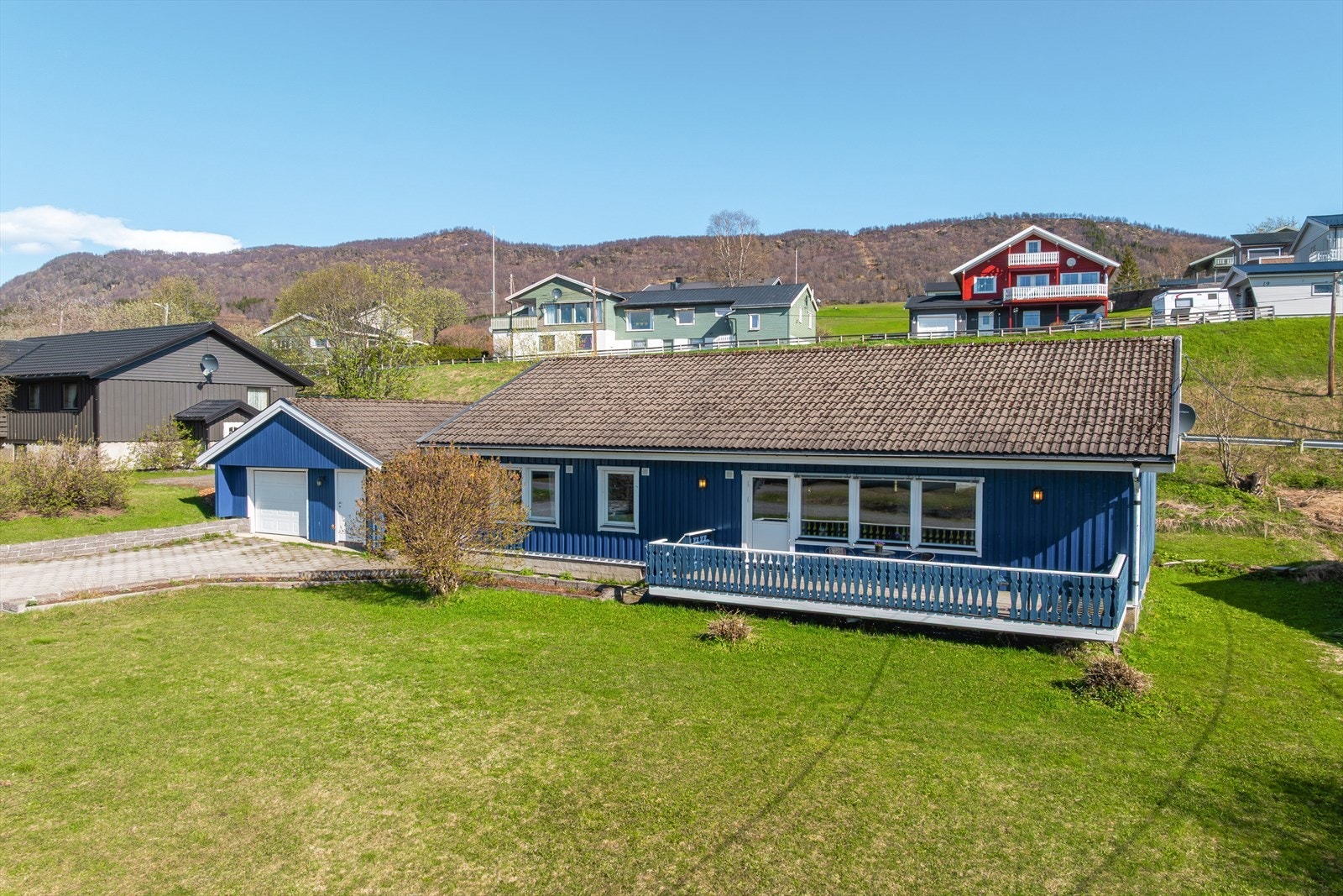 Boligen har terrasse og stort uteområde med gode solforhold. Galleribilde