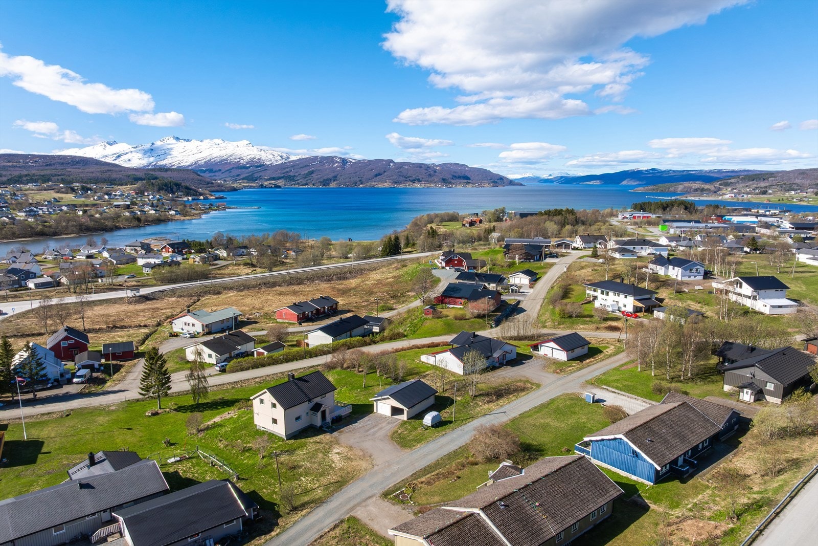 Her har du kort vei til flotte turområder og naturskjønne omgivelser året rundt. Galleribilde