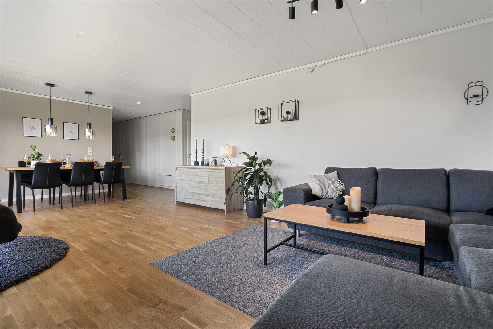 Innvendig er det gulv av parkett og laminat. Veggene har tapet og malte plater, mens himlingene består av malte plater. Galleribilde