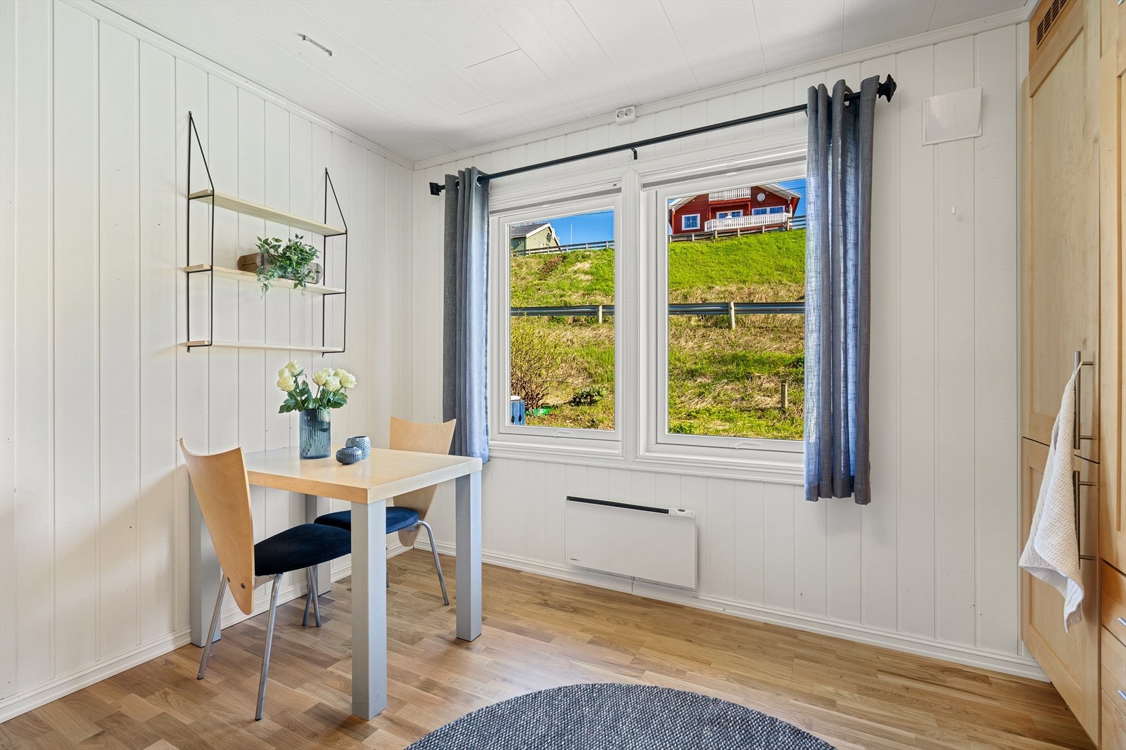 Det er kjøkkenventilator med avtrekk ut. Galleribilde