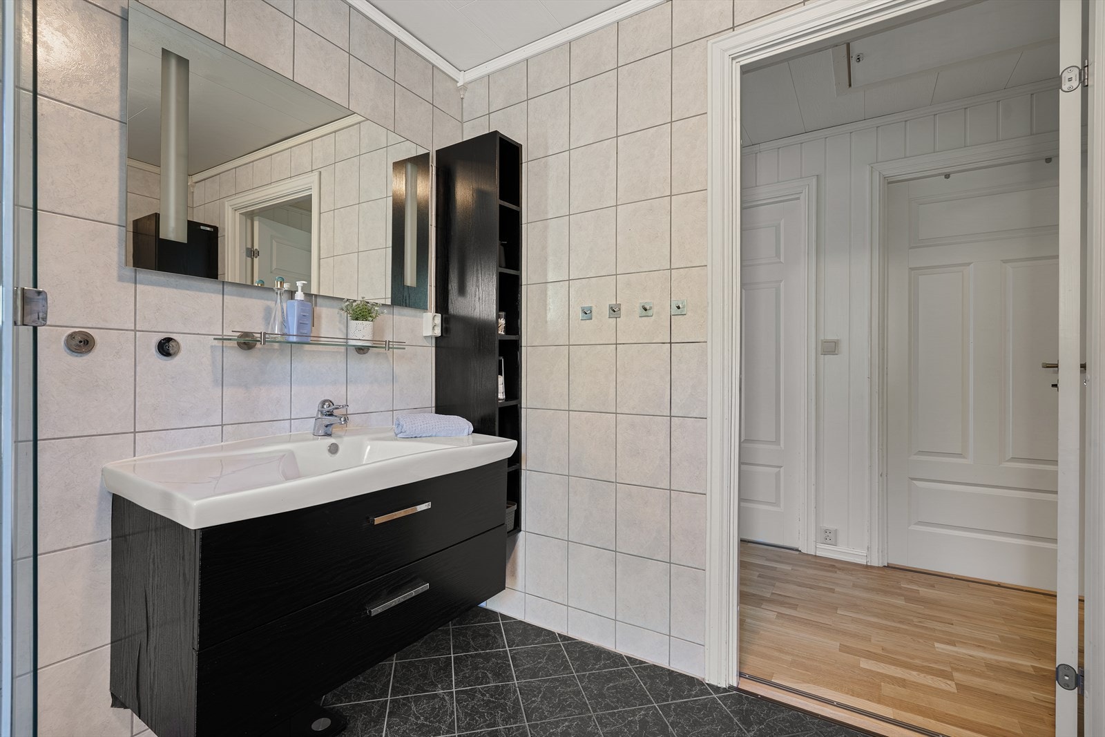 Badet har god oppbevaringsplass med skuffer og hyller. Galleribilde