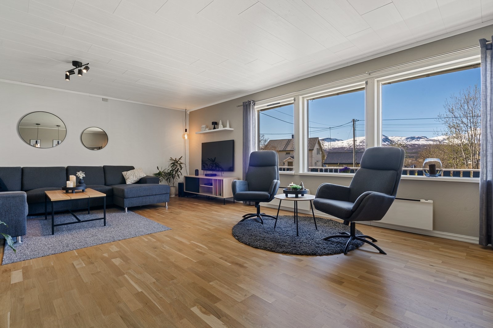 Her får man en lys og trivelig stue med god plass til både sofagruppe og spisebord, samt utgang til uteområde med gode solforhold. Galleribilde