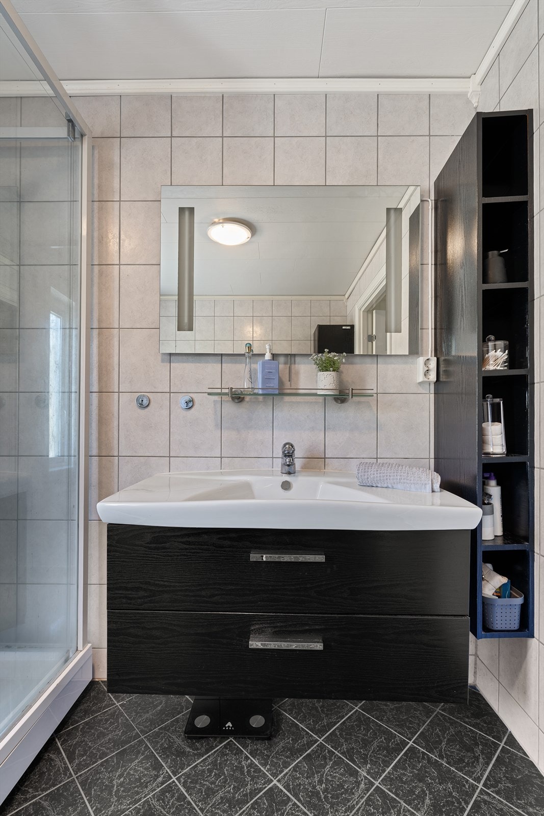 Badet fremstår pent og funksjonelt med fliser på vegger og gulv, samt malte plater i himlingen. Galleribilde