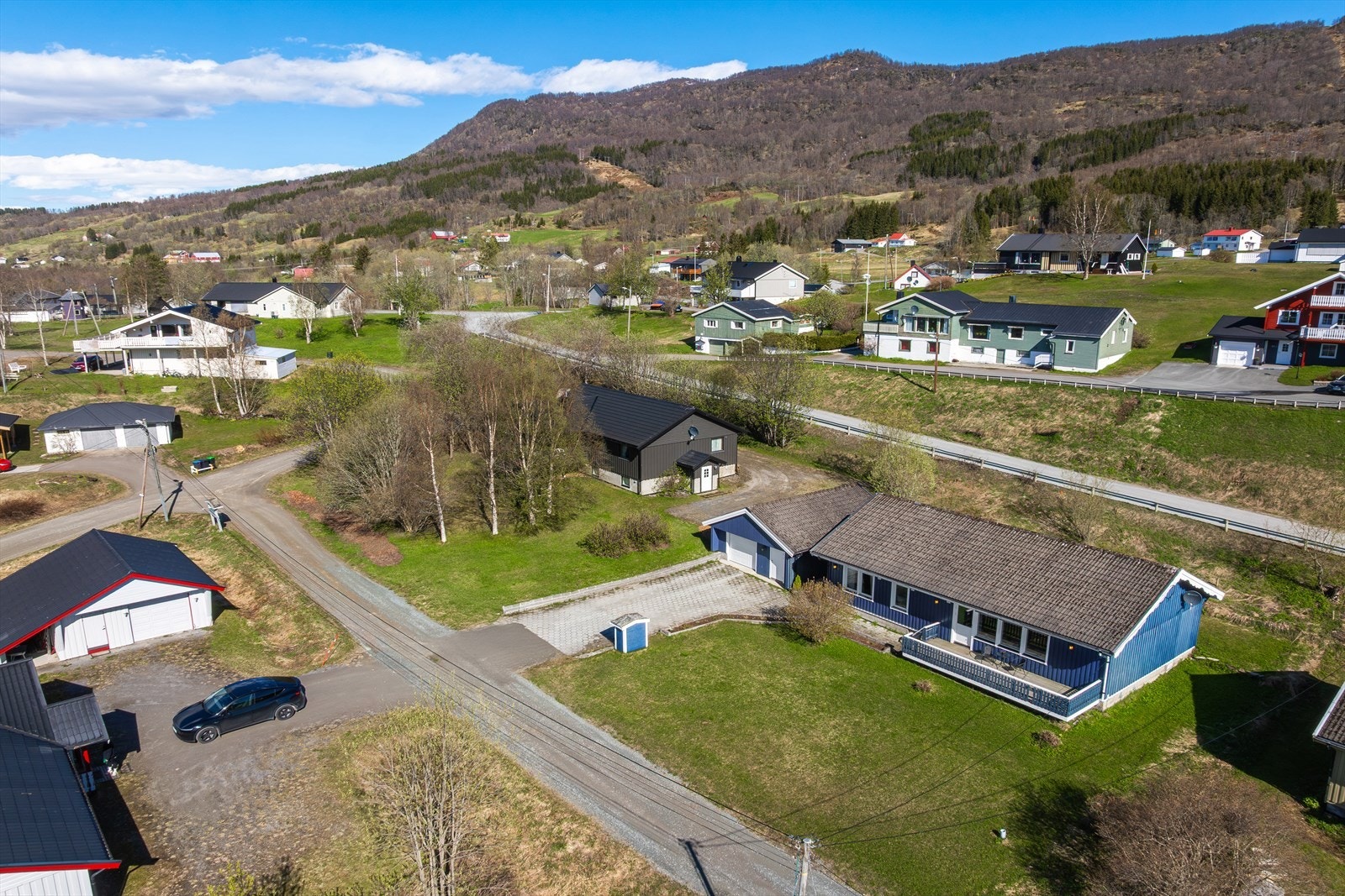 Eiendommen byr på gode uteområder med fine solforhold, og har både garasje og biloppstillingsplass på egen tomt. Galleribilde