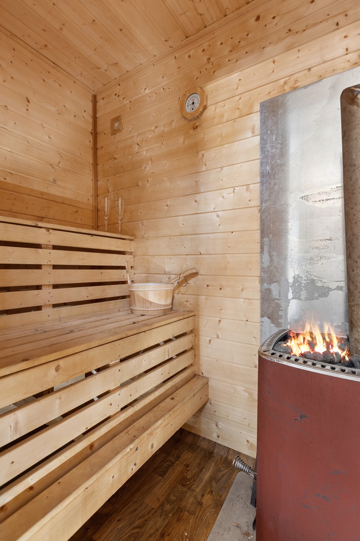 Vedfyrt badstue i tilknytning til hovedinngangen, innredet med sittebenk og panel på vegger og i tak. (ikke søkt godkjent i kommunen) Galleribilde