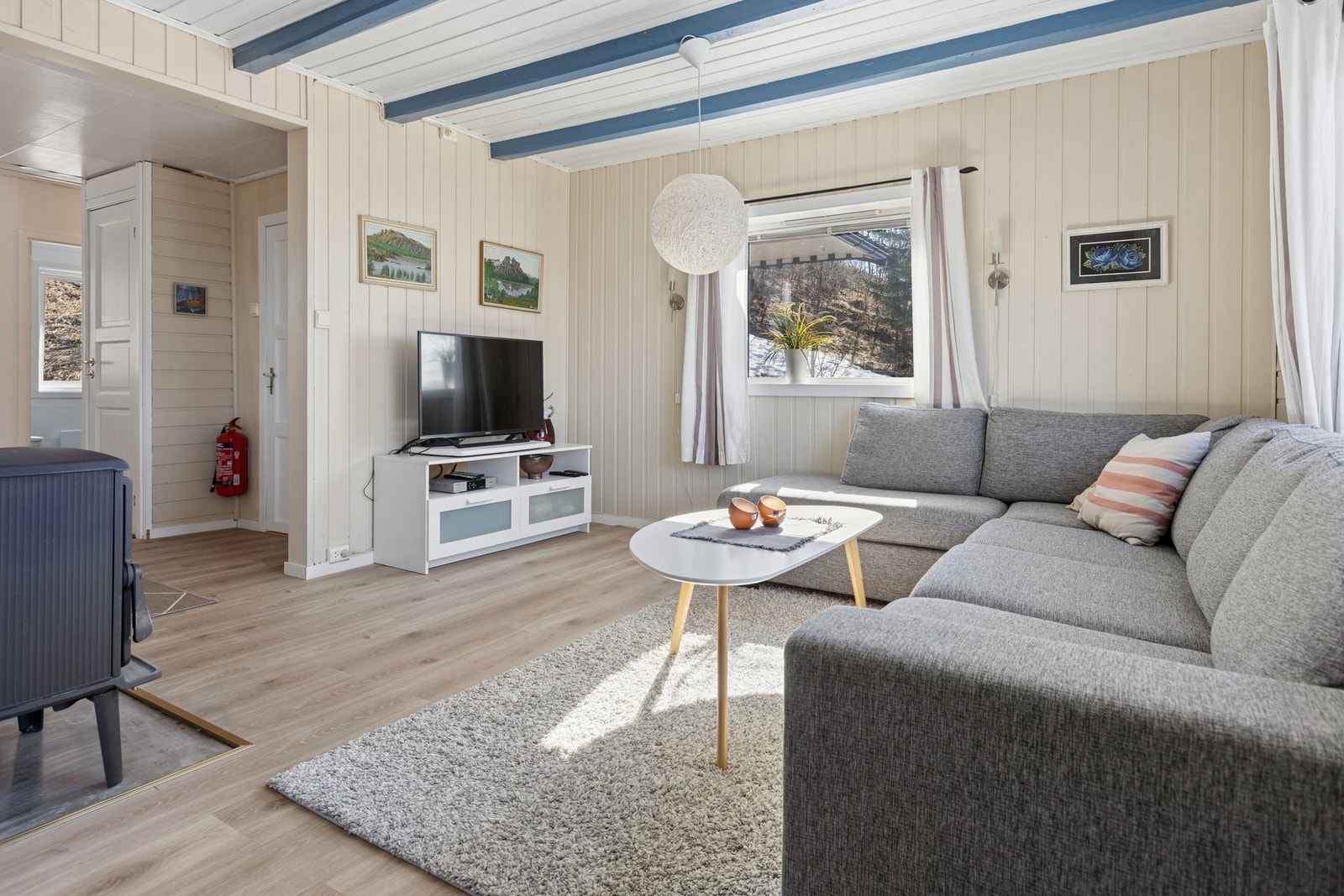 Koselig stue med markerte takbjelker Galleribilde