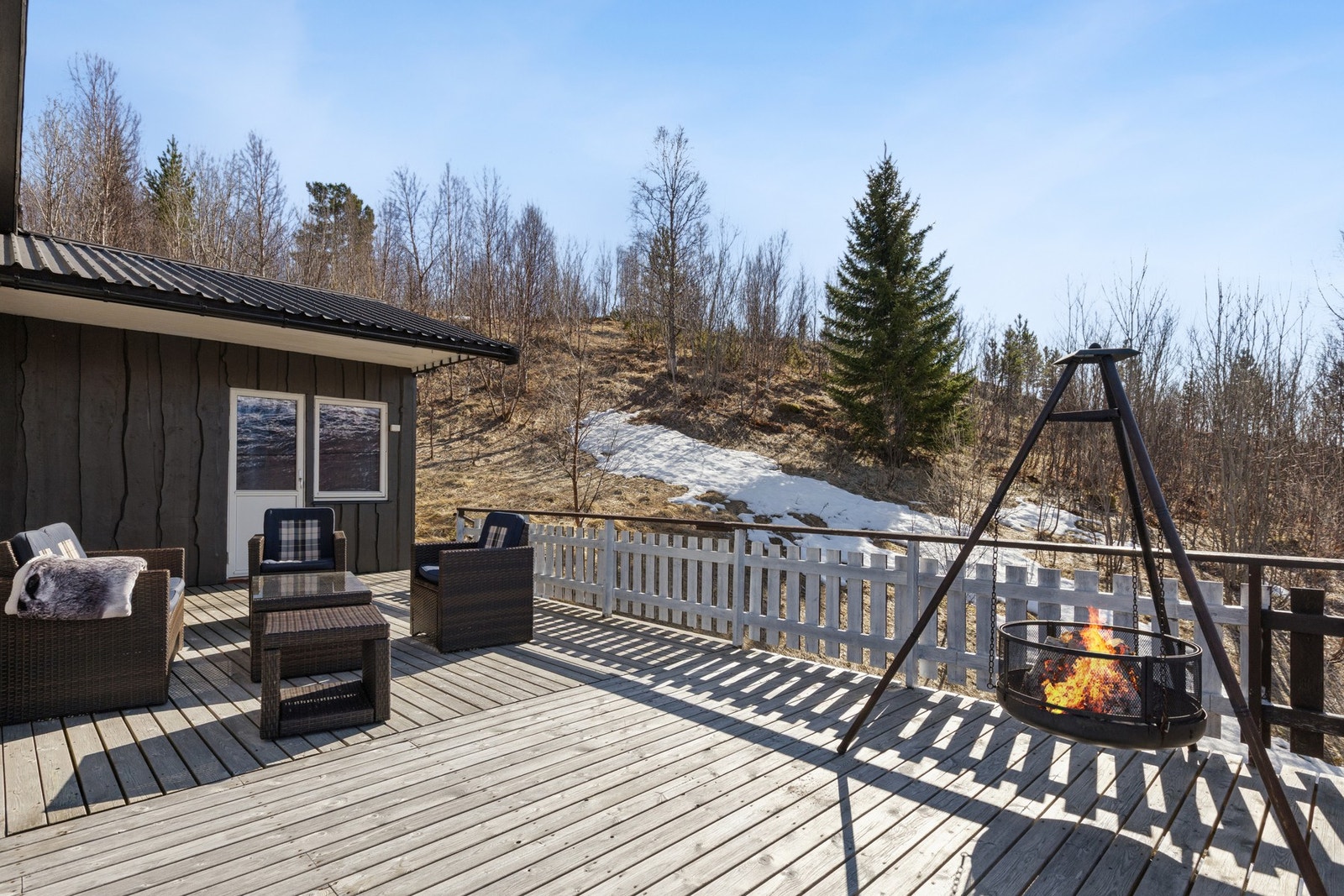 Verandaen er romslig og har god plass til flere sittegrupper for å nyte utelivet. Deler av verandaen er ikke søkt godkjent Galleribilde