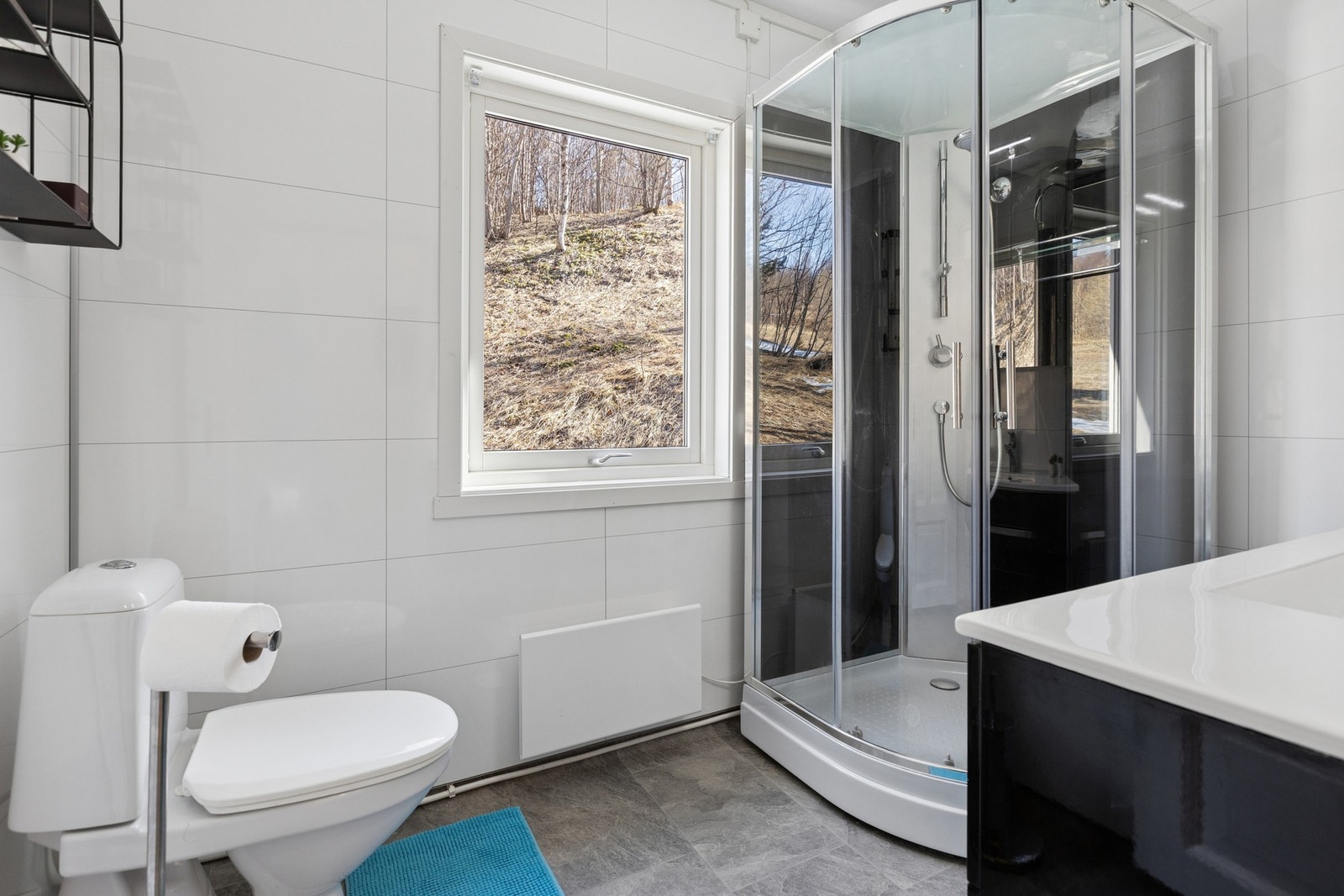 Badet ble oppgradert i 2019 med baderomsplater på veggene og vinylbelegg på gulvet Galleribilde
